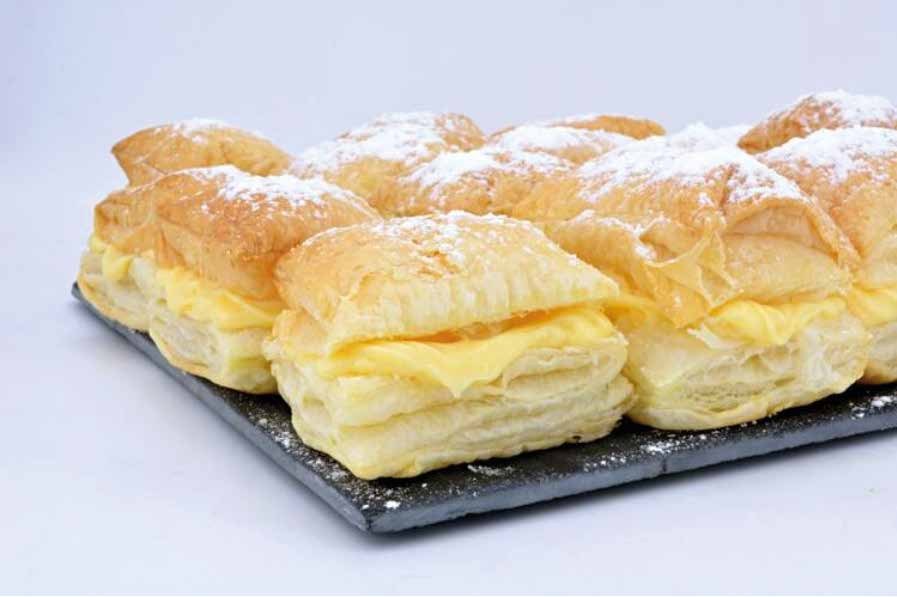 Milhojas de crema espolvoreadas con azúcar